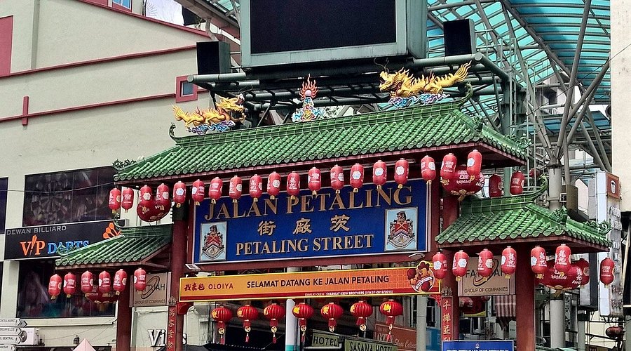 The dragon-topped gateway arch marking the entrance to Petaling Street